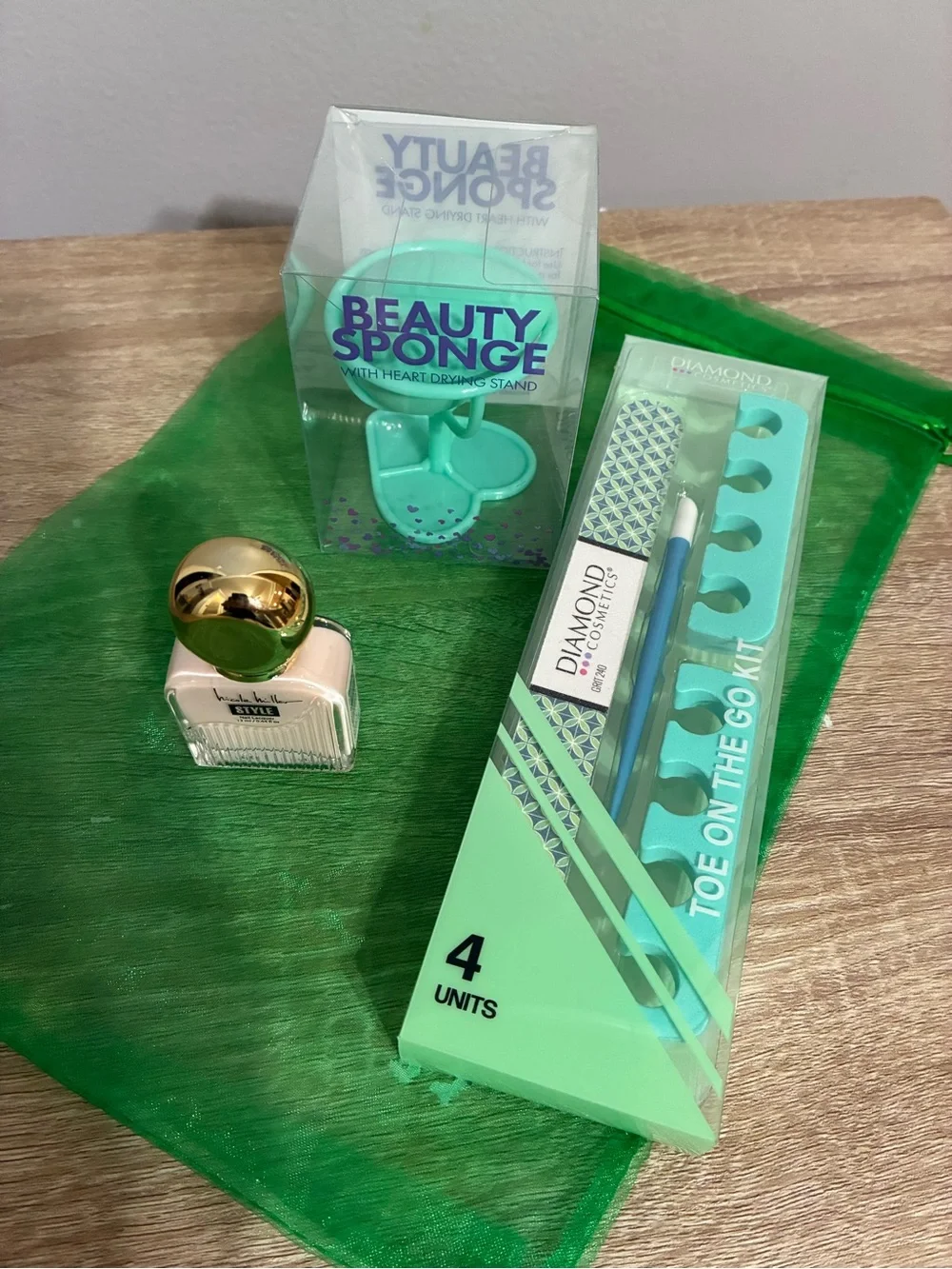 Nicole Miller Mint Green Beauty Sponge Holder & Pedicure Toe Separator Set